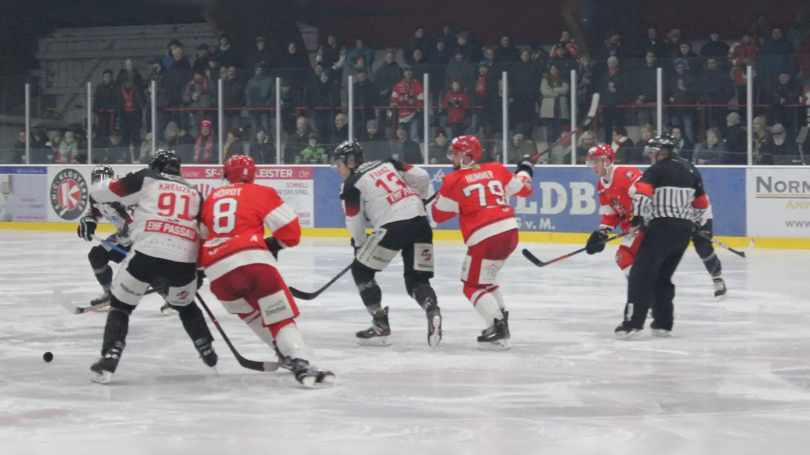 Spielszene zwischen dem EHC Klostersee und den Passau Black Hawks (3:5) vom ersten Heimspiel der Rot-Weißen am vergangenen Sonntag. (Foto: smg )