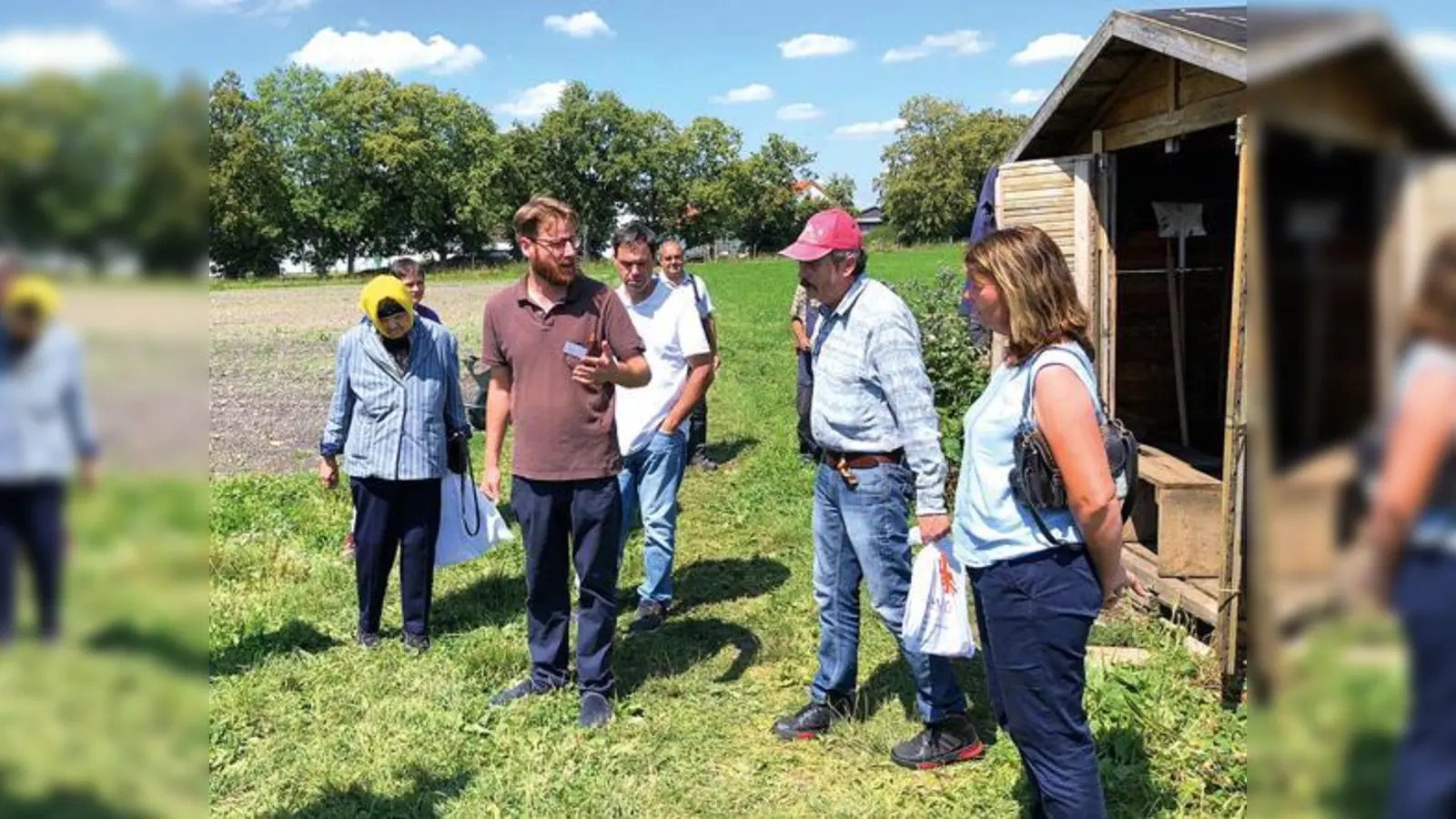 Nach einem Bildervortrag ging die Jubiläumsfeier in einen Tag der offenen Tür über, in dessen Rahmen die Besucher das Landwerk  vom Feld in den Hofladen  erleben konnten (im Bild Gärtner Michael Fendt mit Besuchern).  (Foto: VA)