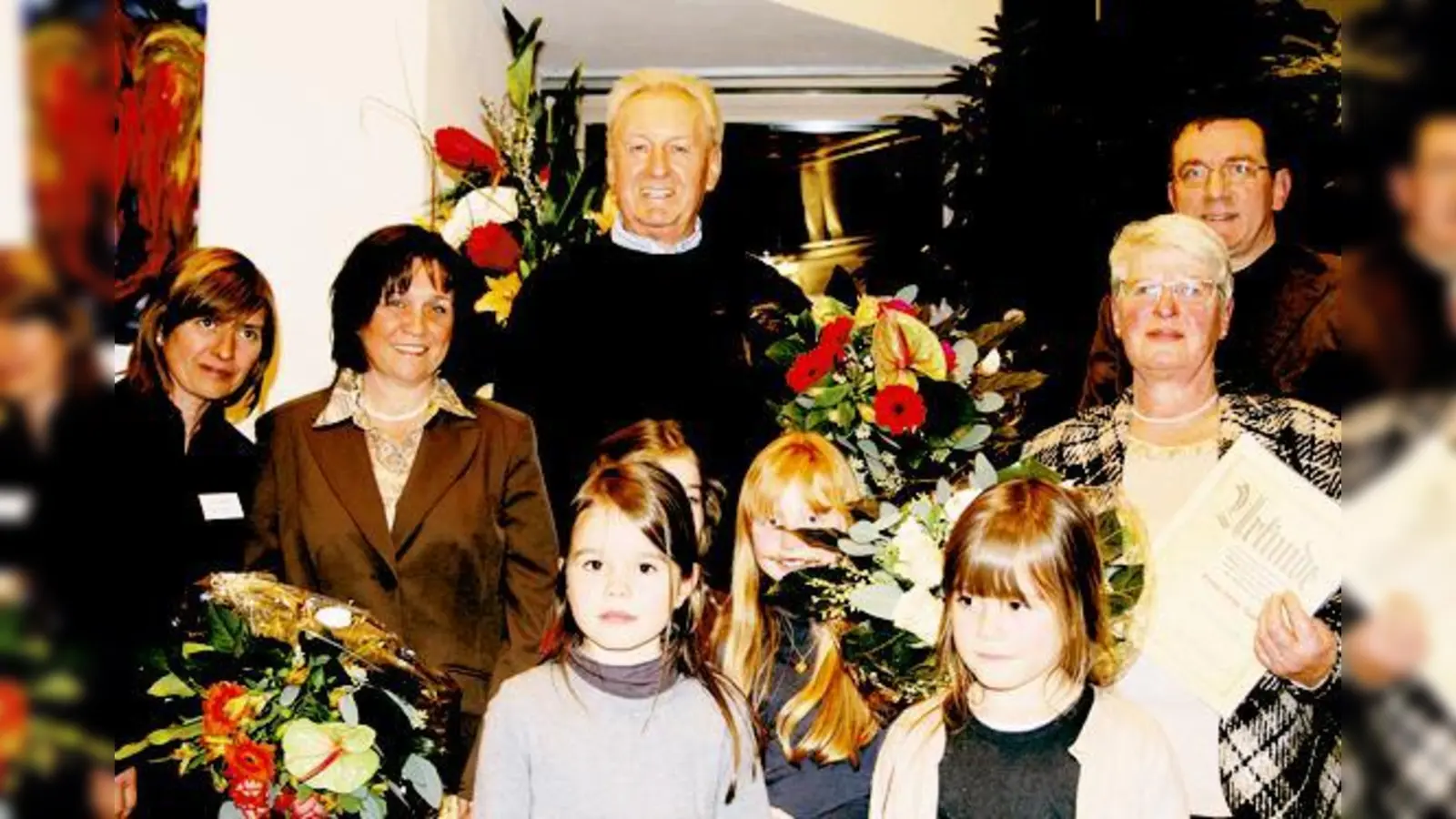 Franz Müller (M.), Inge Gandl  (r.) und Christa Kronburer (2. v. l.). SPD-Stadtrat Michael Leonhart (r.) hielt die Laudatio.   (Foto: mst)