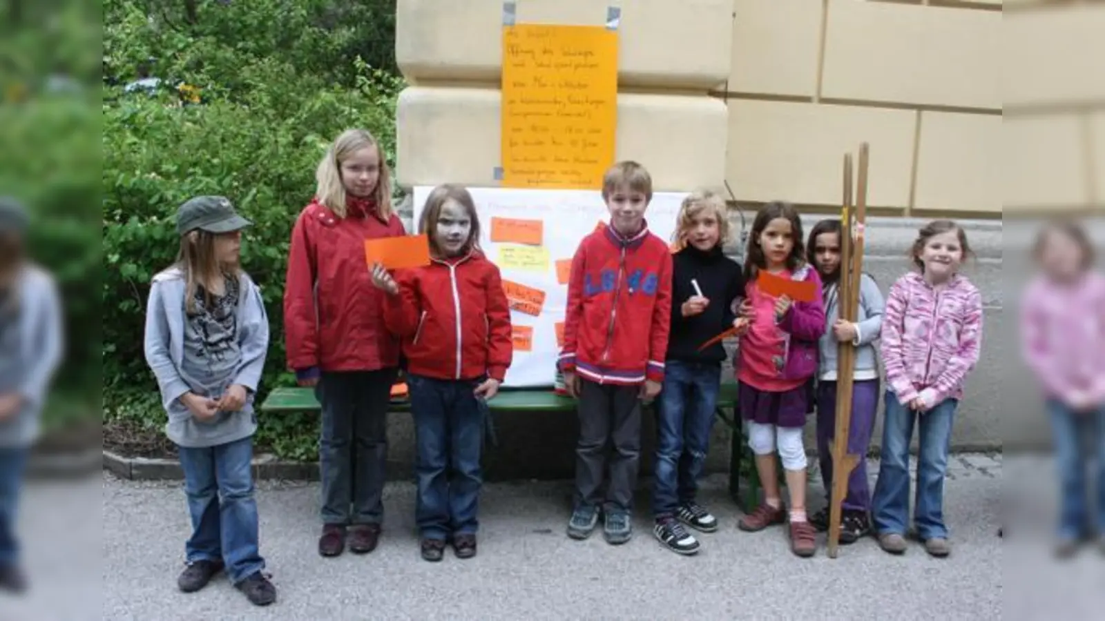 Die kleinen Anwohner freuen sich über die Öffnung des Schulhofs: Emmy, Hannah, Julia, Jan, Fanny, Anne, Aylin und Amelie (v.l.).	 (Foto: js)