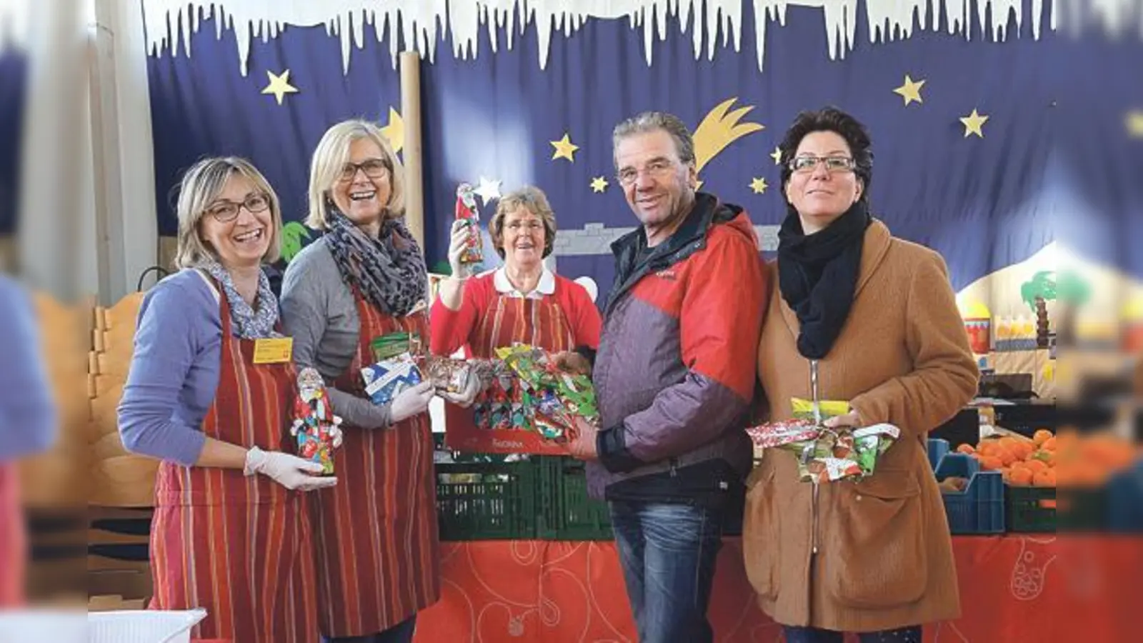 Das Team vom Ottobrunner Tisch freut sich über die Spenden von Katharina und Jürgen Wollmann, die regelmäßig für die Tiere der Empfänger sorgen.	 (F: hw)