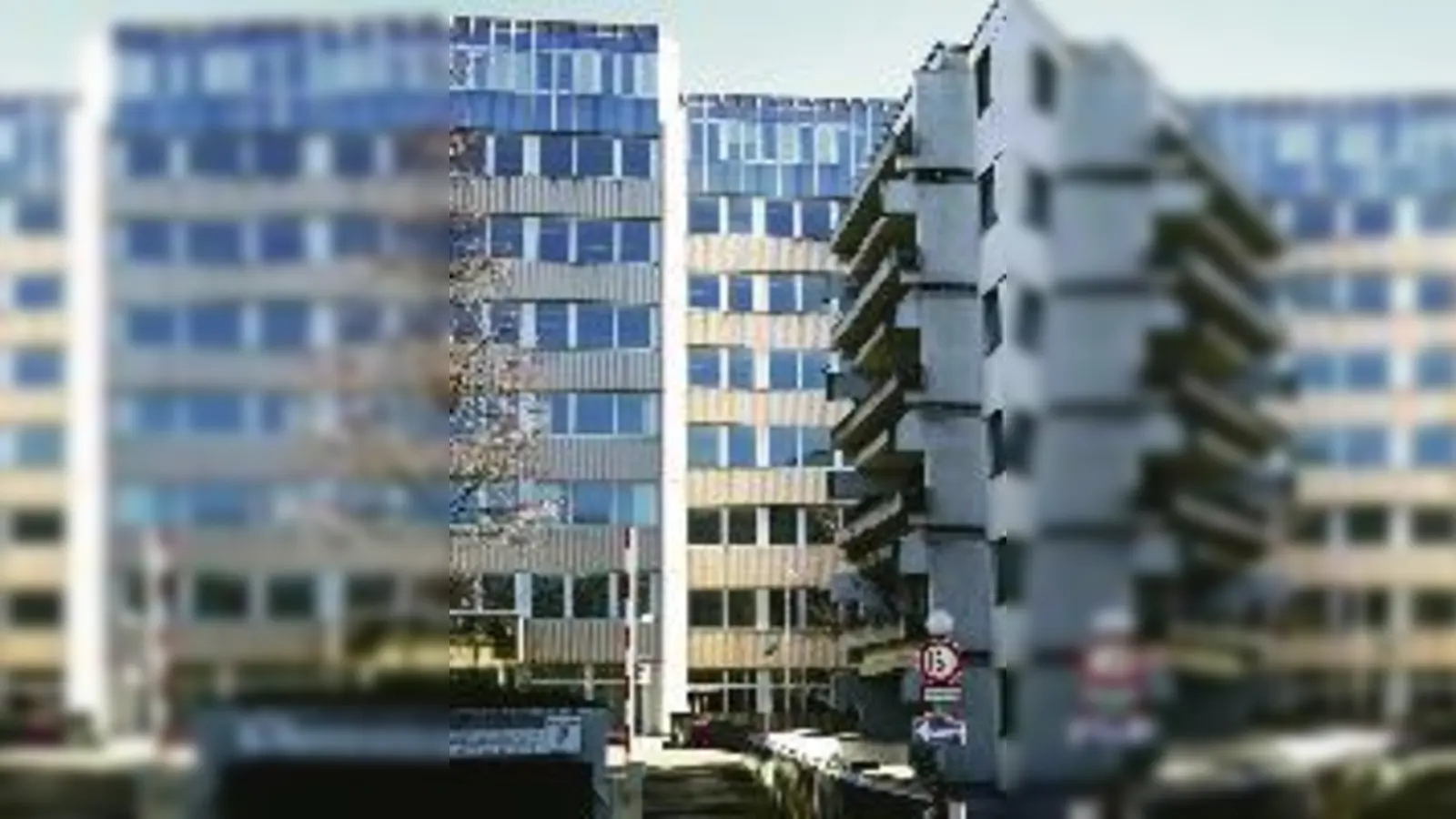 Es ist und bleibt eng an der Hochstraße (oben). Der Hotelneubau wird daran nichts ändern. Doch der Hoteleingang an der Hochstraße (unten) stößt bei den Anwohnern auf Protest.	 (Foto: ak/ABC Fotosatz)