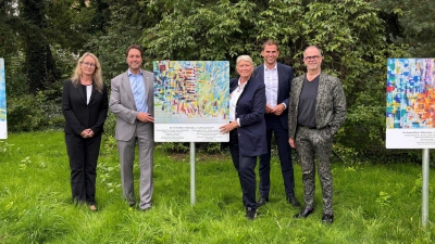 Von links: Bezirksrätin Karin Hobmeier, Haars Bürgermeister Andreas Bukowski, Künstlerin Gabriele von Ende-Pichler, MdL Max Böltl sowie der Leiter des Kleinen Theaters, Matthias Riedel-Rüppel. (Foto: Stadt Haar/J. Ruthenkolk)