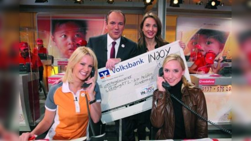 Monica Ivancan (li.), Wolfram Kons (Moderator Spendenmarathon), Petra Zurkova (INJOY, 2.v.r.) und Bettina Langwald (INJOY, re.) beim RTL-Spendenmarathon. (Foto: pi)