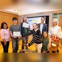 Freuen sich über die Gewinne (v.l.): Andrea Heischmann, Manuel Heischmann, Jonas Wurtz, Charlotte Hrabe de Angelis, Landrat Stefan Frey, Adam Stelle, Lucia Hrabe de Angelis und das Radverkehrs-Maskottchen Radl-Rudi. (Foto: Landratsamt Starnberg)