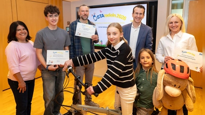 Freuen sich über die Gewinne (v.l.): Andrea Heischmann, Manuel Heischmann, Jonas Wurtz, Charlotte Hrabe de Angelis, Landrat Stefan Frey, Adam Stelle, Lucia Hrabe de Angelis und das Radverkehrs-Maskottchen Radl-Rudi. (Foto: Landratsamt Starnberg)