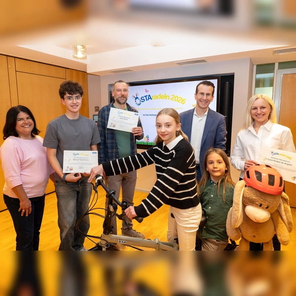 Freuen sich über die Gewinne (v.l.): Andrea Heischmann, Manuel Heischmann, Jonas Wurtz, Charlotte Hrabe de Angelis, Landrat Stefan Frey, Adam Stelle, Lucia Hrabe de Angelis und das Radverkehrs-Maskottchen Radl-Rudi. (Foto: Landratsamt Starnberg)