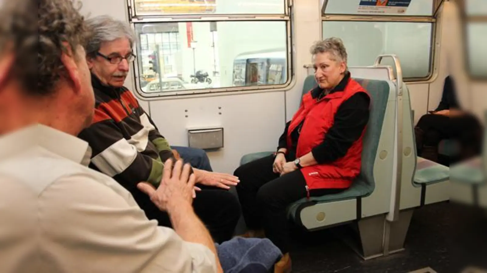 Der Mann ganz links übertritt eine Grenze und beginnt ein vertraulich erscheinendes Gespräch mit der Frau, die trotz der unangenehmen Situation die Ruhe bewahrt. Ihr Mitfahrer geht schließlich resolut dazwischen.	 (Foto: cr)