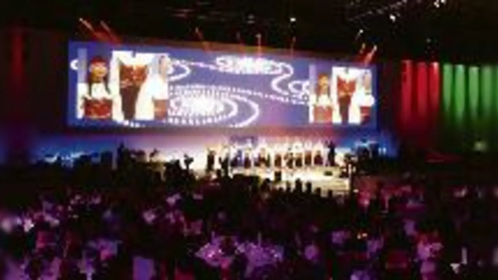 Feuertaufe: Mit spektakulären Showeinlagen wurde das BallhausForum eröffnet.  (Fotos: gf)