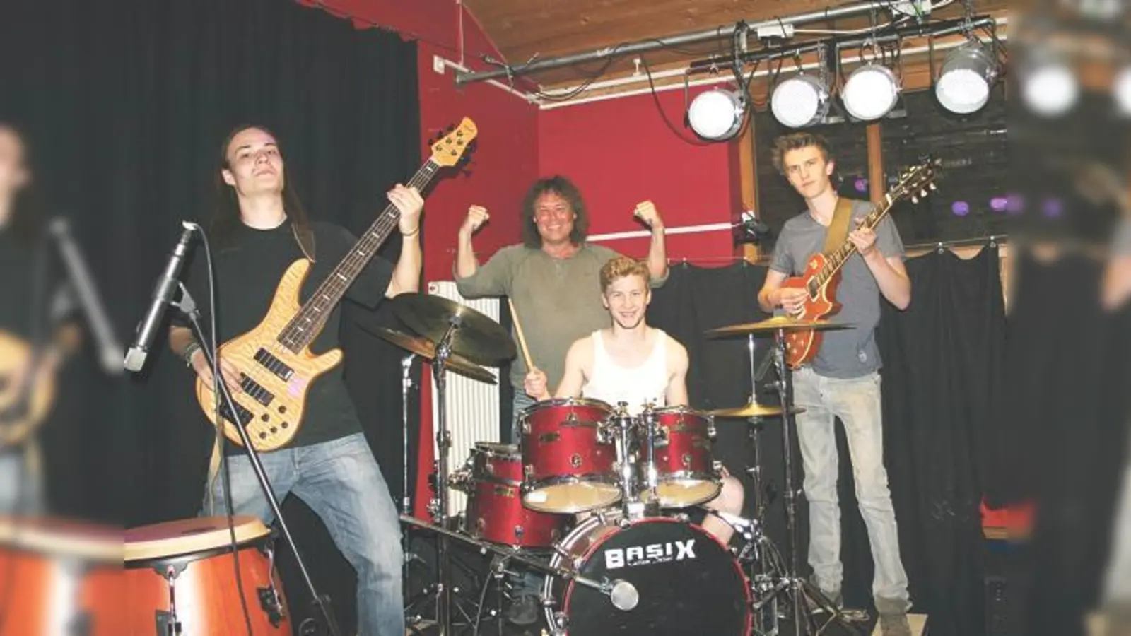 Hausband im Soundcafé: die Metal-Band Pro.Insanity mit Stefan und Daniel (beide Gitarre) und Simon (Schlagzeug)  mittendrin Profimusiker und Sozialpädagoge Andy Seidl vom Soundcafé.	 (Foto: scy)