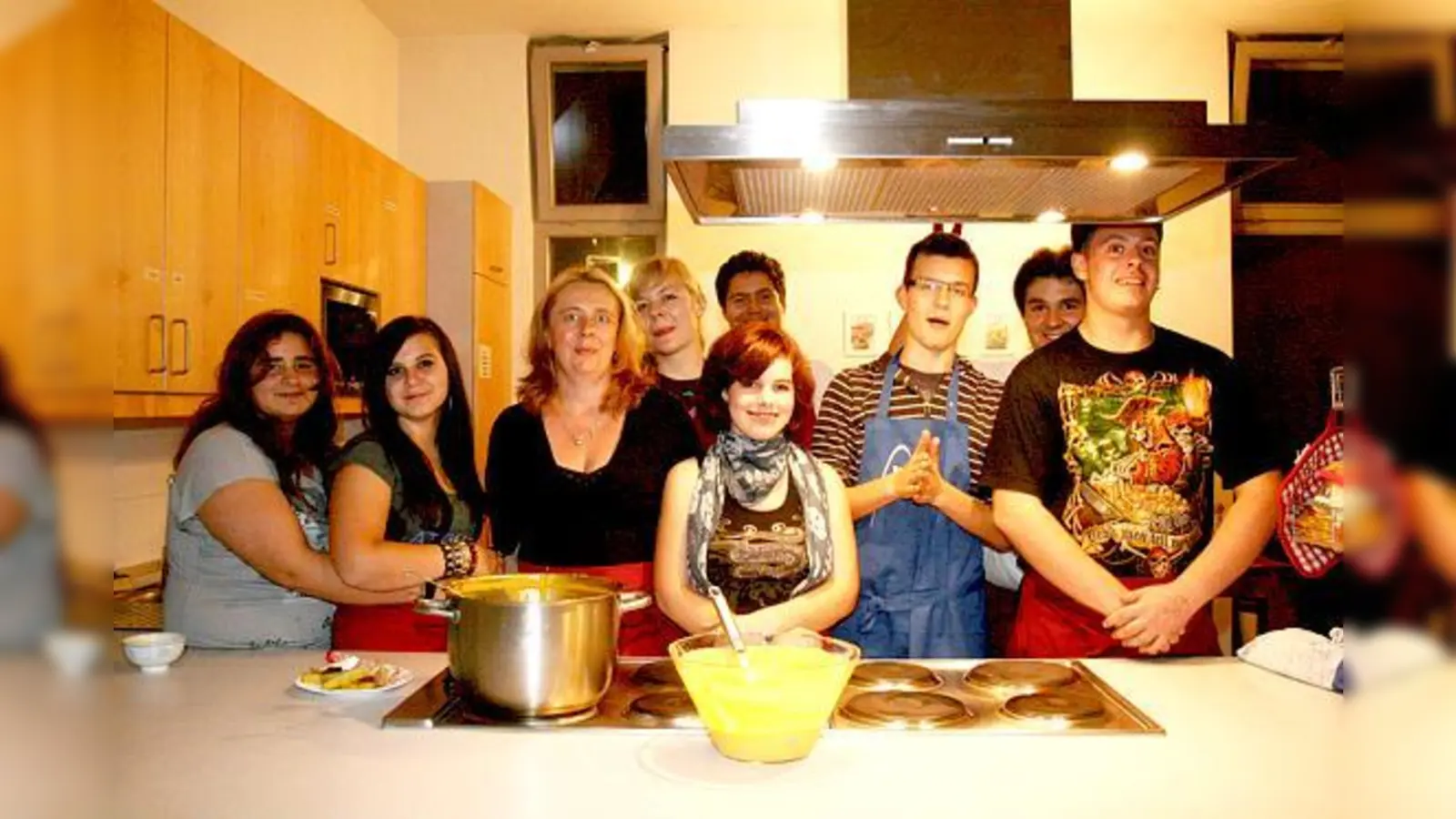 Viel Mühe gaben sich die Jugendlichen des Freizeittreffs Neuland beim Kochen. Leiterin Nanne Dudowits (3.v.l.) freut sich über so viel Engagement. 	 (Foto: sl)
