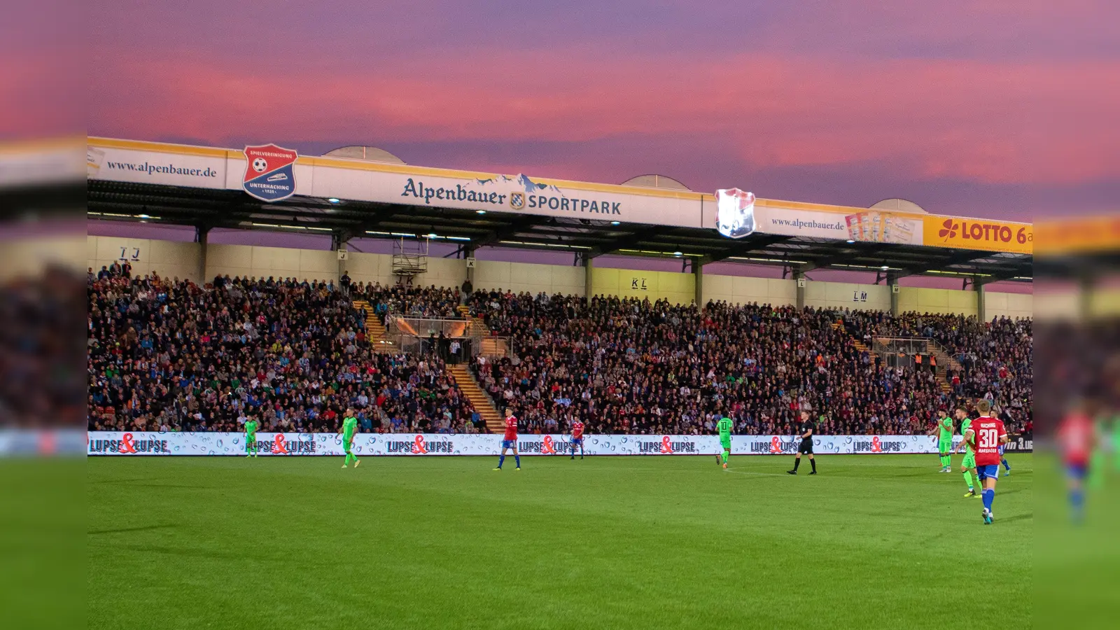 Die Gemeinde Unterhaching bietet der SpVgg Unterhaching das Stadion zum Kauf an.  (Foto: Anne Wild)