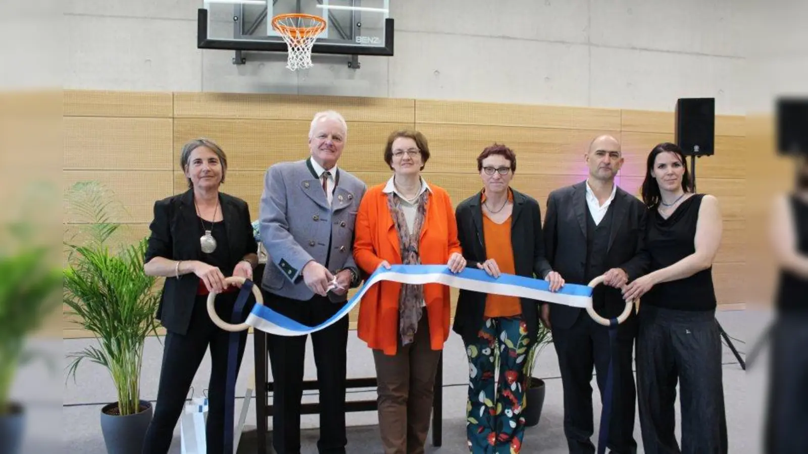 ESV-Geschäftsführerin Pia Kraske, ESV-Präsident Werner Dunzinger, Bürgermeisterin Christine Strobl, Stadtschulrätin Beatrix Zurek, Architekt Martin Stenger und Katharina Seßler, Mitglied der Geschäftsführung des ESV München, bei der offiziellen Halleneröffnung. (Foto: sb)