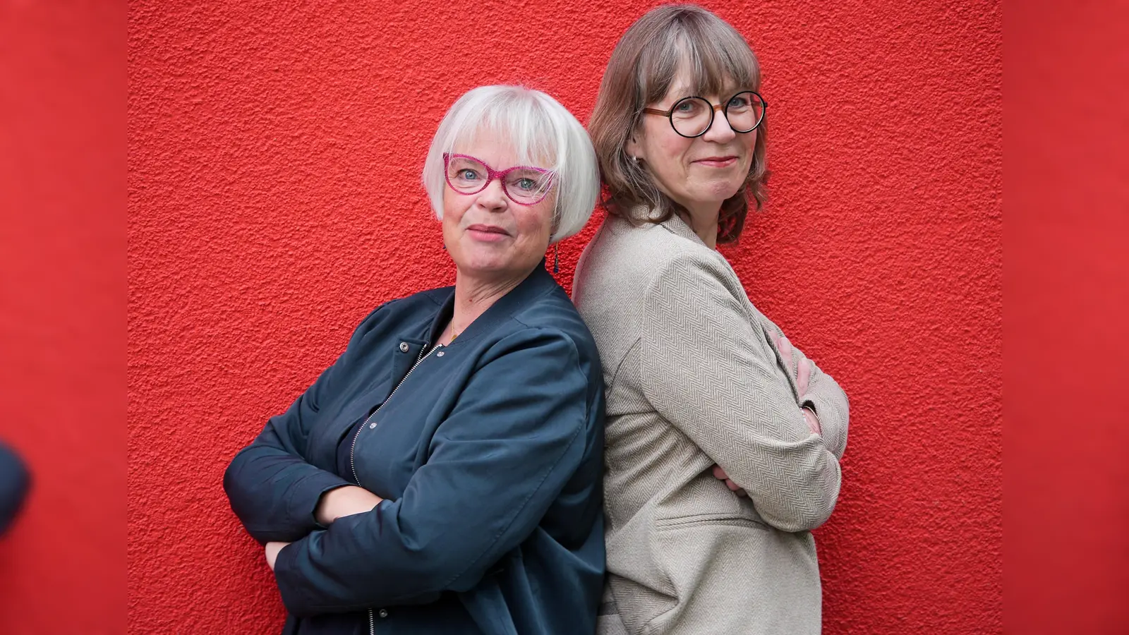 Bringen Buch-Neuerscheinungen zur Herbstlese mit: Sabine Zaplin (l.) und Tanja Weber. (Foto: Werner Gruban)