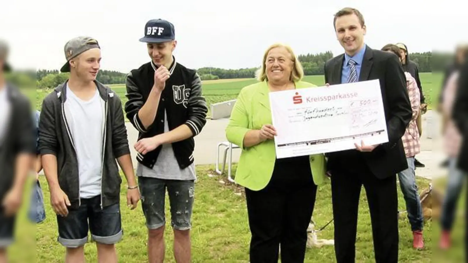 Thomas Sanktjohanser überreichte  Bürgermeisterin Barbara Bogner bei der JuZe-Eröffnung einen Scheck über 500 Euro für die Jugenarbeit.	 (Foto: Pietsch)