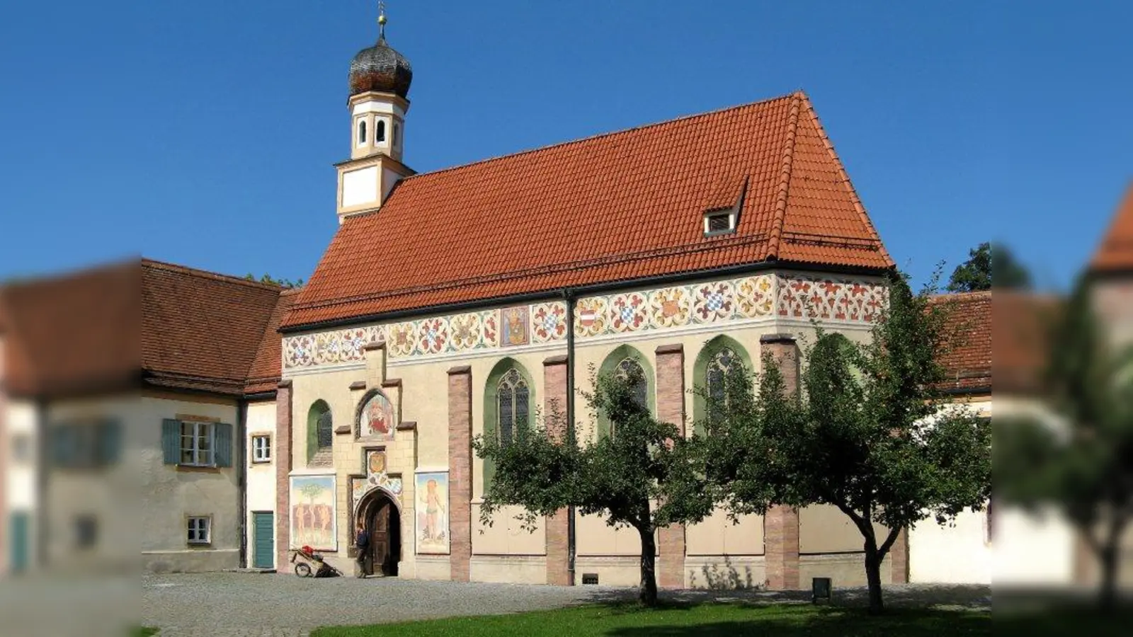 Die Schlosskapelle in der Blutenburg wurde in der zweiten Hälfte des 15. Jahrhunderts errichtet. Seither hat sie sich - bis auf einen neuen Dachreiter in der Barockzeit - kaum mehr verändert. (Foto: Albert Baumbach)
