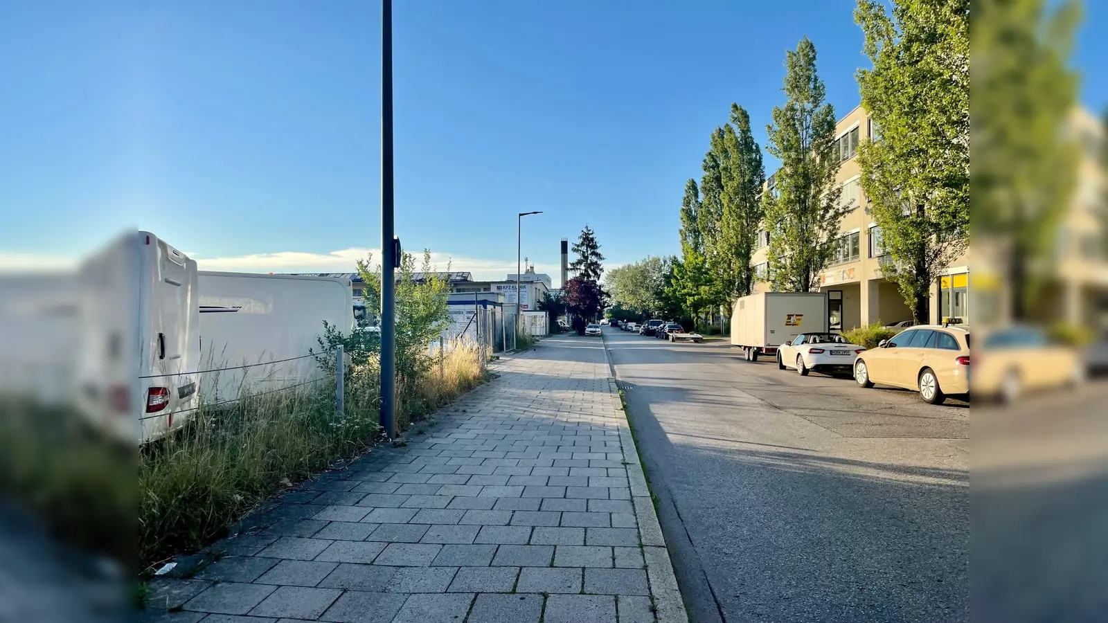 Noch säumen Hallen, Höfe und Gewerbebauten die Elly-Staegmeyr-Straße.. In einigen Jahren soll sie mit leicht veränderten Verlauf durch das neue Wohnviertel führen. (Foto: bb)