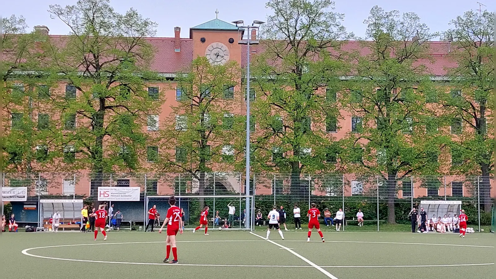 Auch an der Dietrichstraße, wo der Bayernligist SC Amicitia München beheimatet ist, gibt es einen Standort von „Mädchen an den Ball”. (Foto: bas)