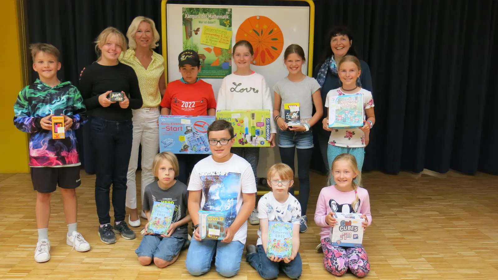Rektorin Gabriele Kirsch (links) und Organsatorin Susanne Mattes (rechts) mit den Siegerkindern des ‚Wettbewerbs. (Foto: Arnoldus Grundschule)