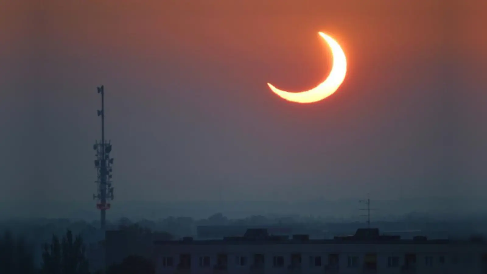 Das Foto zeigt eine Sonnenfinsternis im Jahre 2003 über München. Die Sonne wird am 4. Januar in ähnlicher Form am Himmel leuchten, aber <br>dabei etwas höher über dem Horizont stehen. (Foto: Stättmayer)