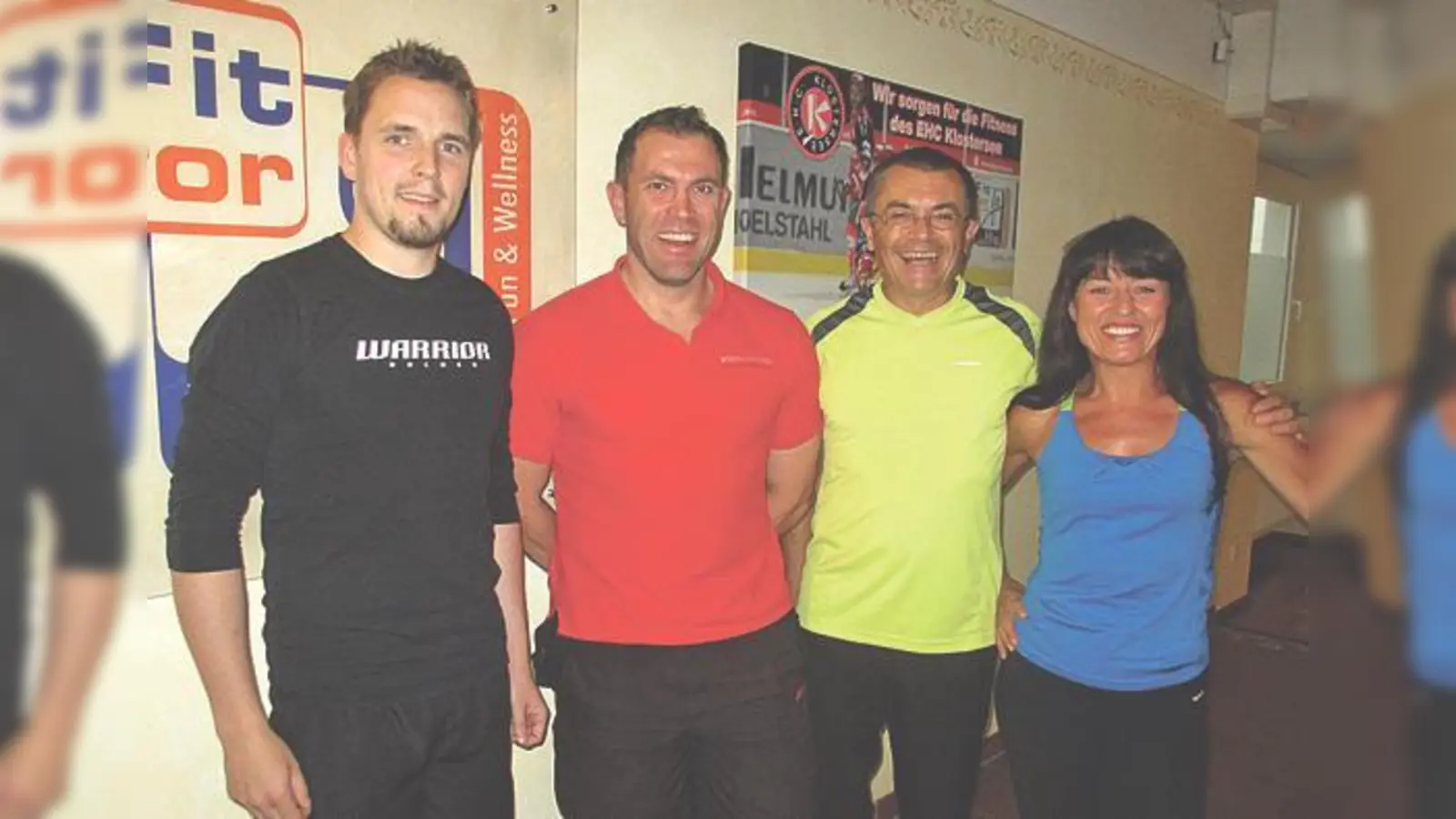 Torhüter Martin Morczinietz vom EHC Klostersee mit dem Trainer-Team aus dem Fitness-Studio »Fit for Life«, bestehend aus Karl Schmitt, Wolfgang Schnaitter und Traudl Reiser (v. li).	 (Foto: smg /  Nicky Alexander)