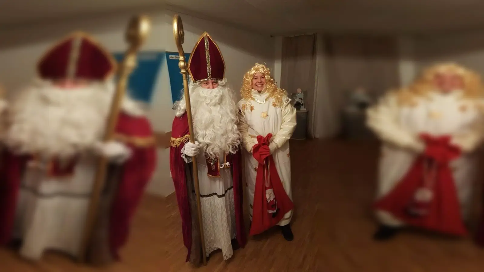 Der Nikolaus kommt zur WAPE in Begleitung eines Engels, um liebe Kinder zu bescheren. (Foto: VA)