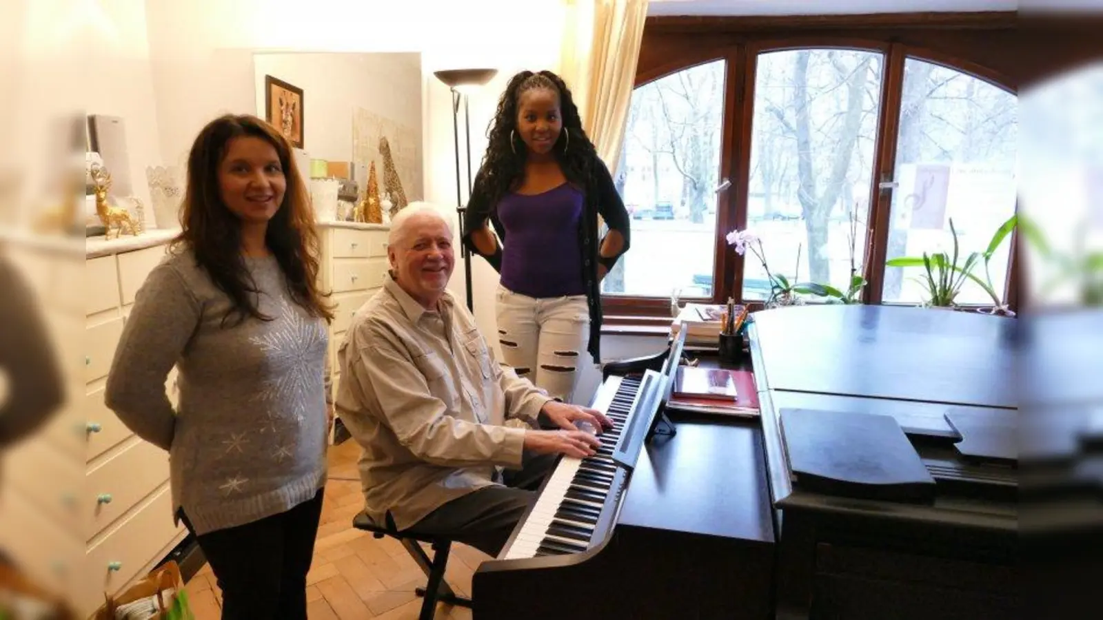 Man müsste Klavier spielen können... Franz Josef Walter umrahmt von den Sängerinnen Kristina Sop (l.) und Edite Domingos. (Foto: ds)