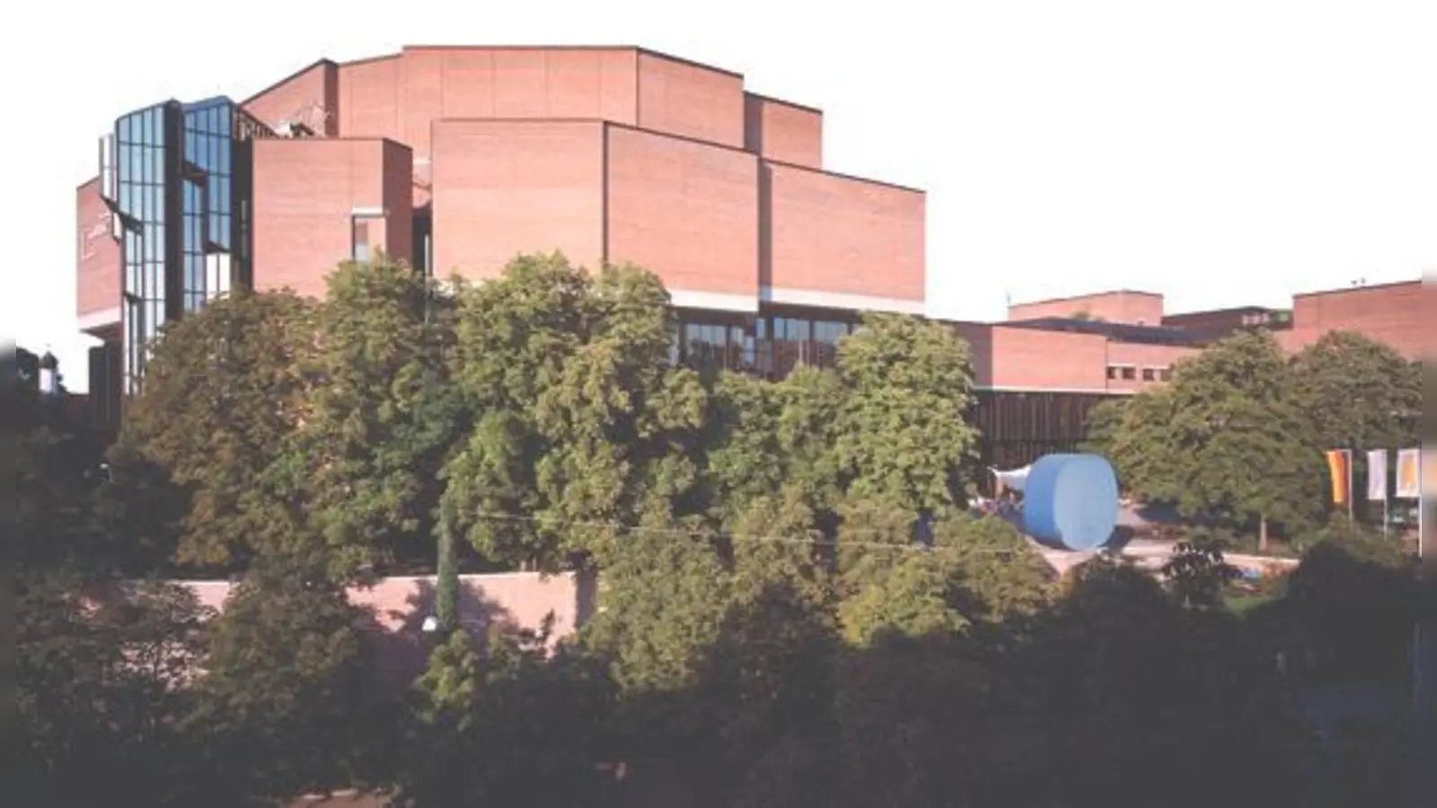 Der Gasteig bleibt und soll saniert werden. FDP und FW fordern den Bau eines weiteren eigenständigen Konzertsaals im Finanzgarten.	 (Foto: Archiv)