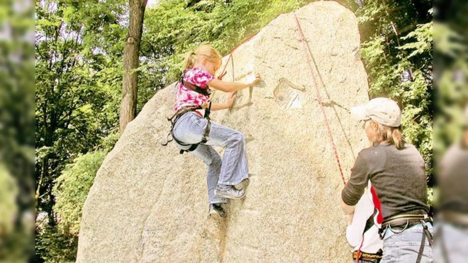 Kinder können im Garten des Alpinen Museums das Klettern ausprobieren.	 (Foto: Alpines Museum des DAV)