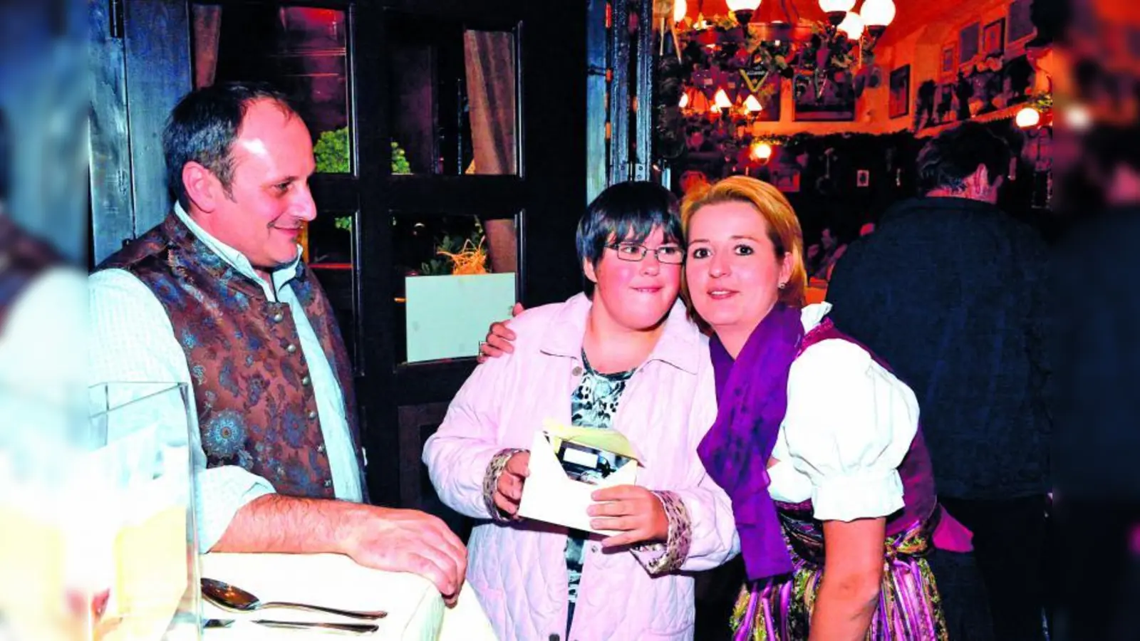 Denise Hackl (Mitte) bedankte sich bei den Wirtsleuten Charlotte Blinn (r.) und Roman Sommersperger für die Spende. (Foto: pi)