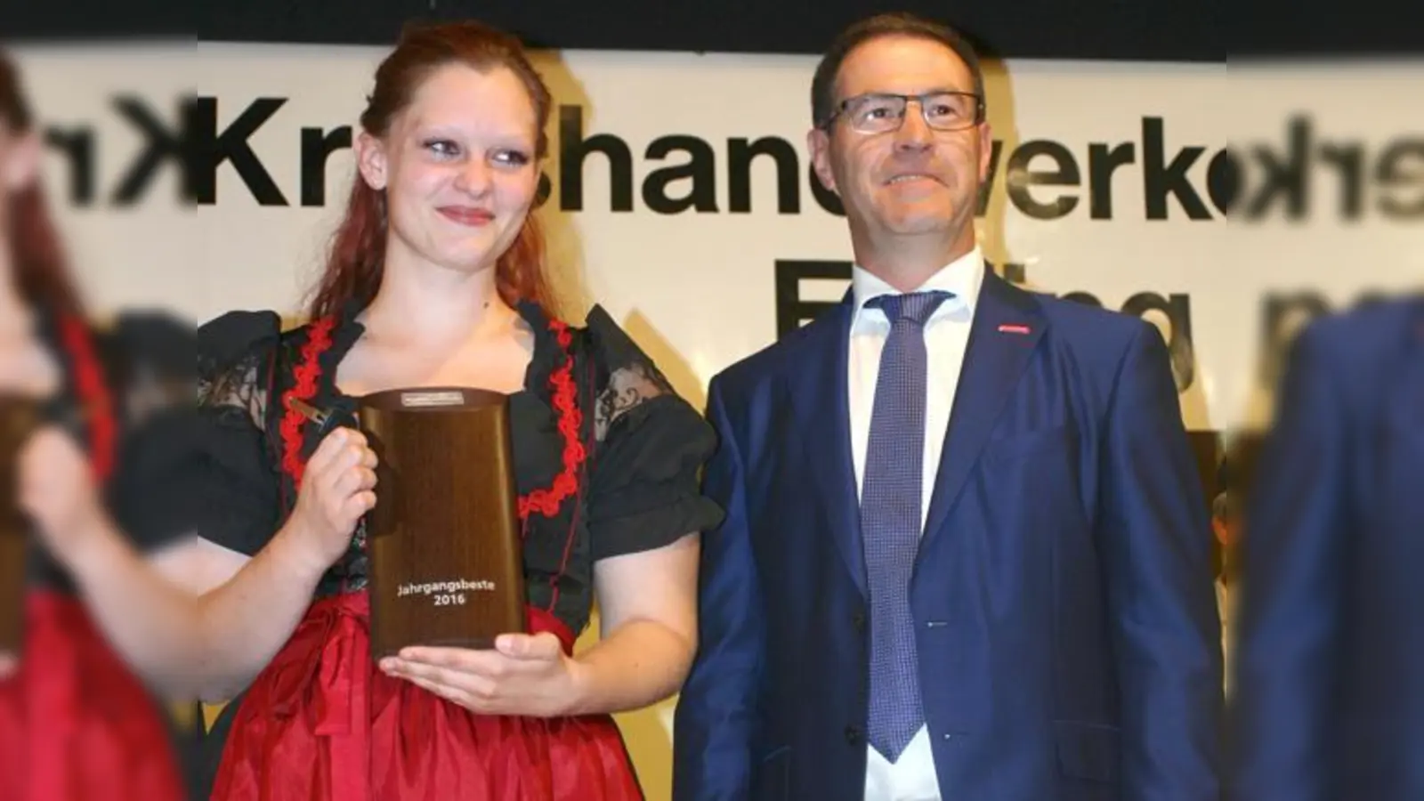 Stefanie Rösch aus Inning am Holz erhielt heuer den Handwerker-Oskar aus der Hand von Kreishandwerksmeister ­Rudolf Waxenberger.	 (Foto: kw)