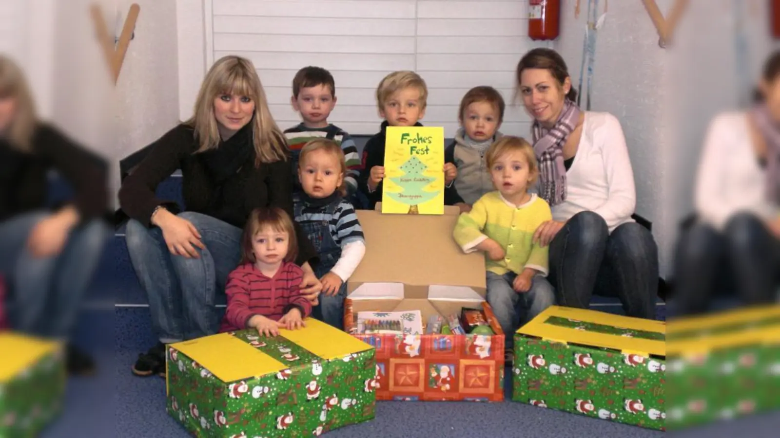 13 Päckchen haben die „Kleinen Strolche“ gepackt. Eltern und Erzieherinnen (im Bild Amelie Koppmair und Vanessa Matern, v.l.) halfen kräftig mit. (Foto: privat)