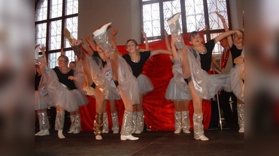 Hoch das Bein: die anmutigen Ballerinas des FCN sind ein Teil der abwechslungsreichen „Zirkus”-Show, die für das Jubiläum zusammengestellt wurde- (Foto: bb)