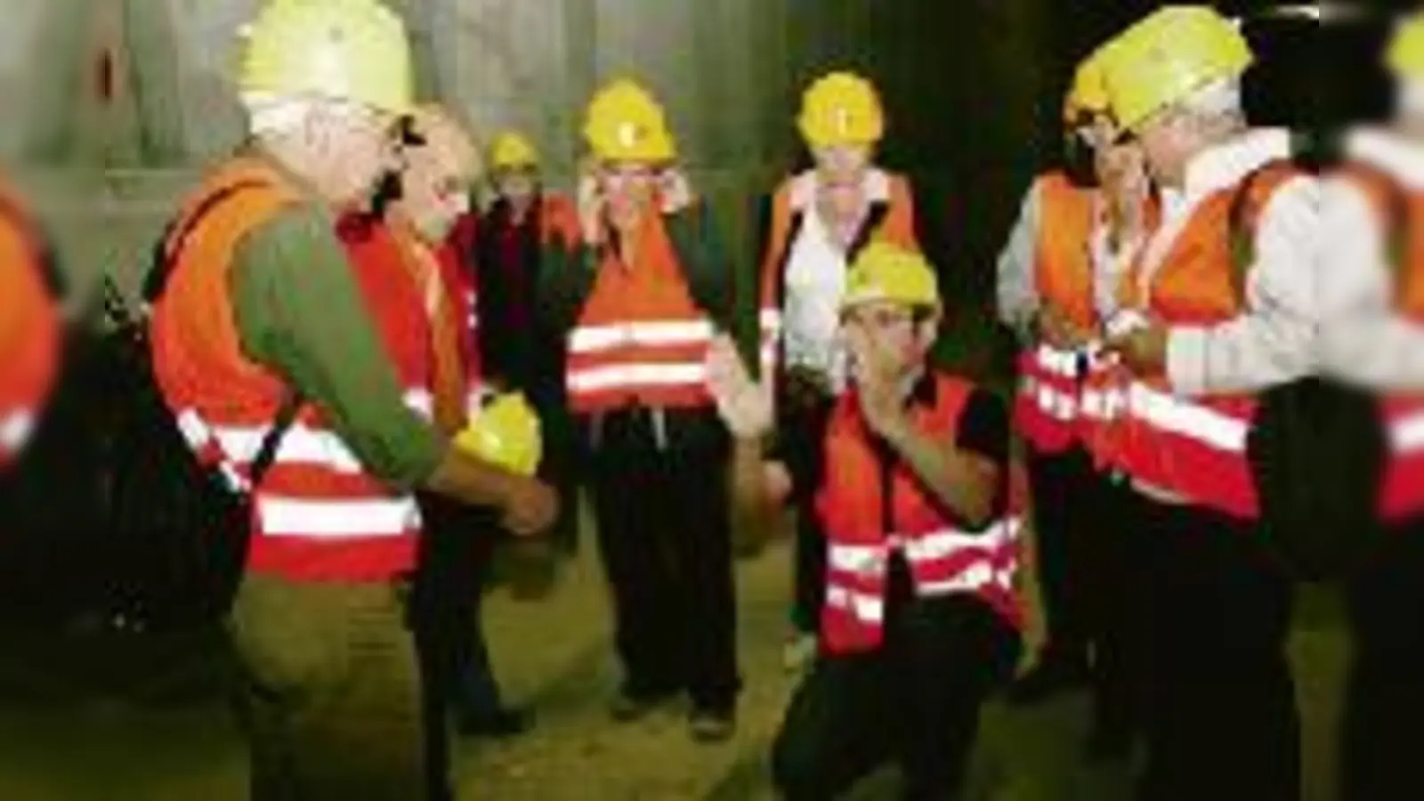 Ausgerüstet mit Helm, Warnweste und Sicherheitsschuhen gings für den BA 13 vom Informationscontainer des Baureferats am Böhmerwaldplatz runter in den Richard-Strauss-Tunnel. 	 (Foto: ak)