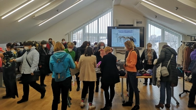 Gut besucht war die letzte Kleidertauschparty der vhs Taufkirchen. Die nächste findet am 18. April statt. (Foto: vhs Taufkirchen)