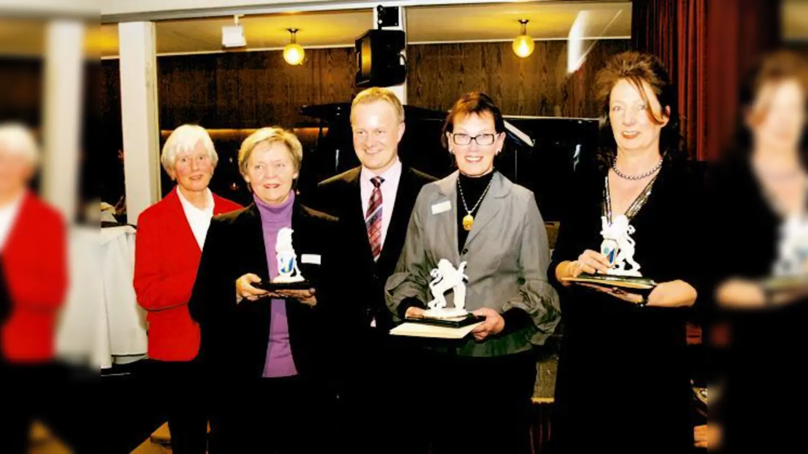 Die Gemeinde ehrte vier Bürgerinnen für ihr soziales Engagement (v. l.): Paula Dorfner, Ursula von Dahmen, Bürgermeister Robert Niedergesäß, Ursula Altenburg und Bärbel Fauth-Stangl. (Foto: Gemeinde)