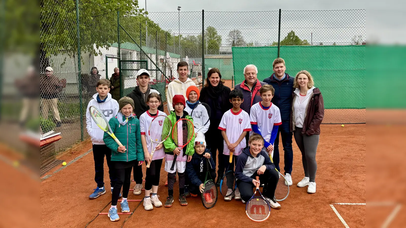 Bürgermeisterin Verena Dietl zu Gast beim TC Pasing e.V. „Ich finde es schön, wie hier miteinander umgegangen wird und wie die Förderung der Kinder und Jugendlicher im Fokus des Vereins stehen. Das sind tolle Bedingungen!“, sagte sie. (Foto: Ulrike Seiffert)
