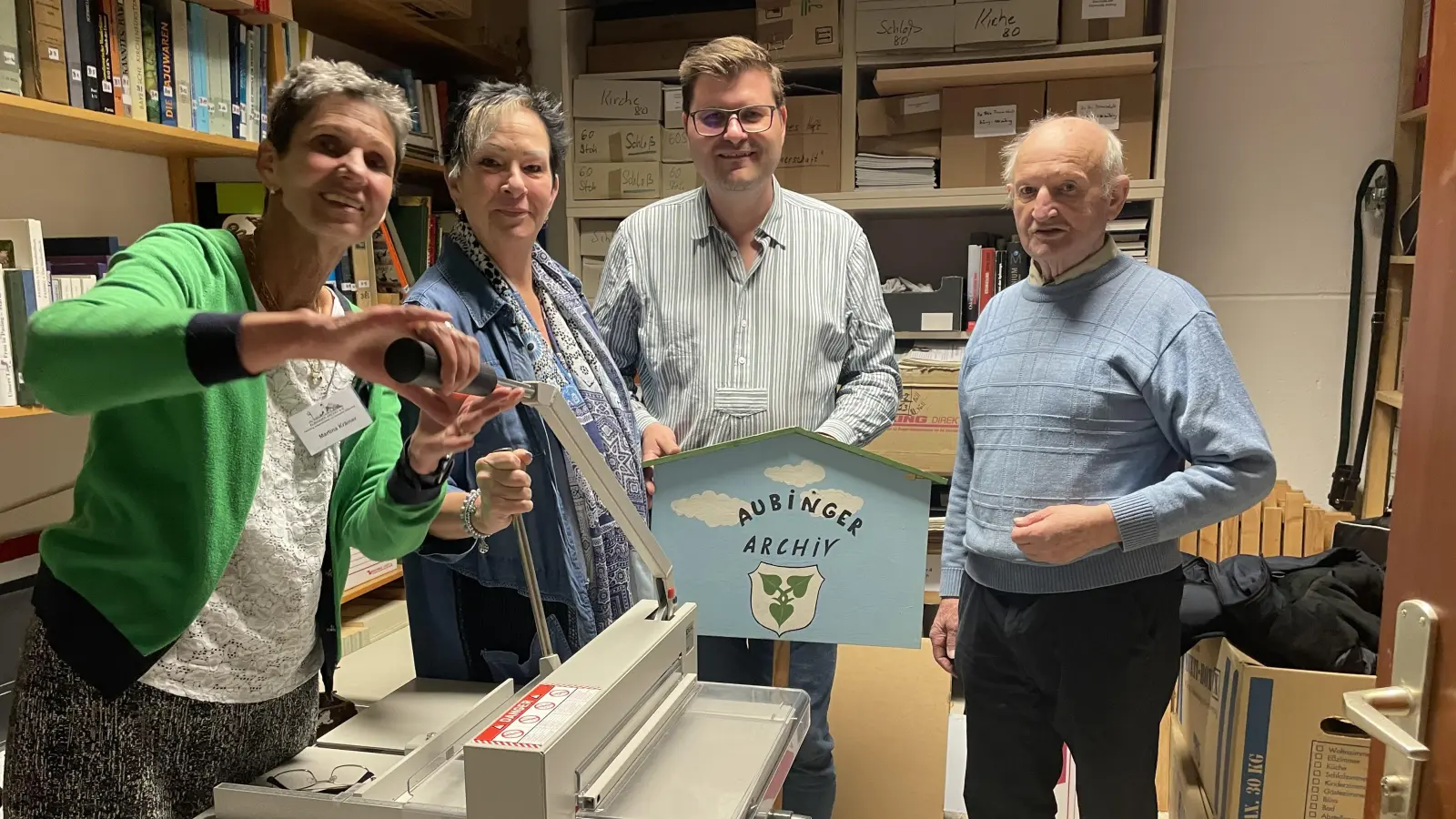 Bewahren das Gedächtnis Aubings im Archiv v.l.: Martina Krämer, Sibylle Schrott, Sebastian Kriesel und Toni Fürst. (Foto: pst)
