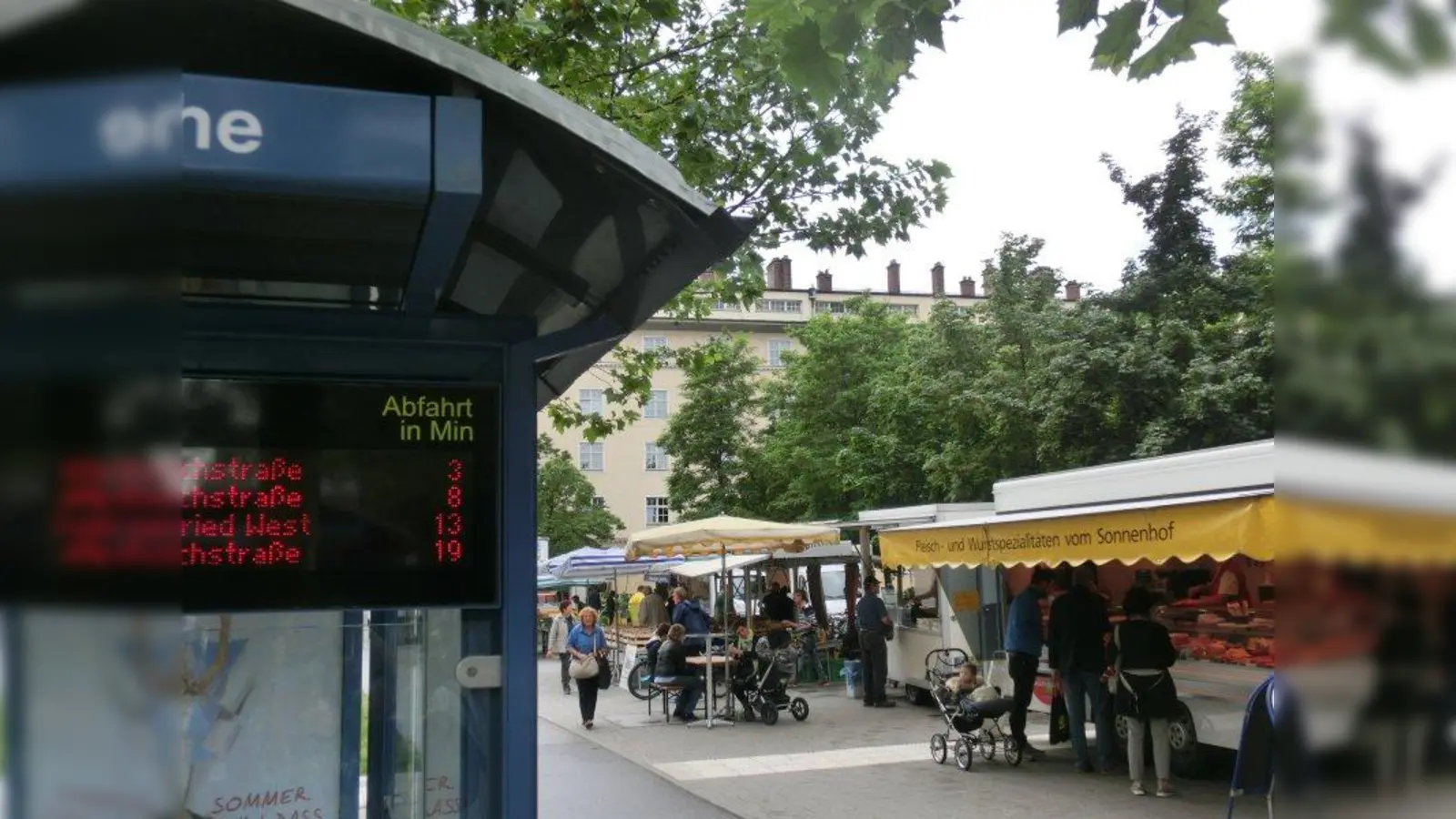 Oft geht es um die Minute: Beim Bauernmarkt donnerstags an der U-Bahn- und Bushaltestelle Schwanthalerhöhe kaufen viele Leute spontan im Vorübergehen ein. (Foto: ds)