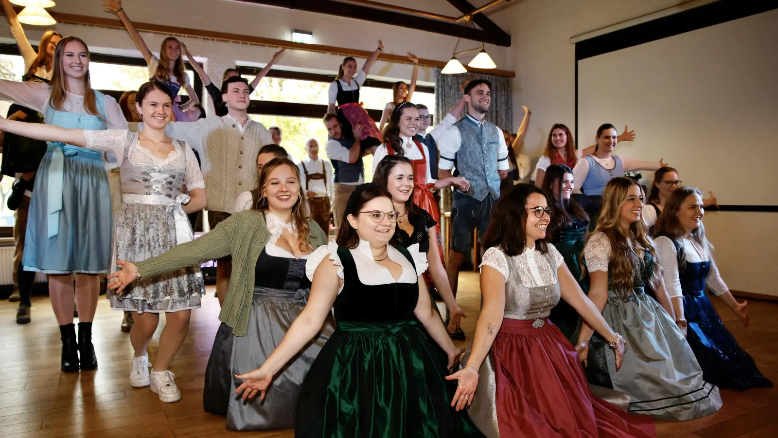 Kirchheims Erwachsenenprinzenpaar 2025, Nico II. &amp; Celina II. (stehend), mit den „Teen Angels“ und den „Crazy Devils“.  (Foto: Kirnarra)