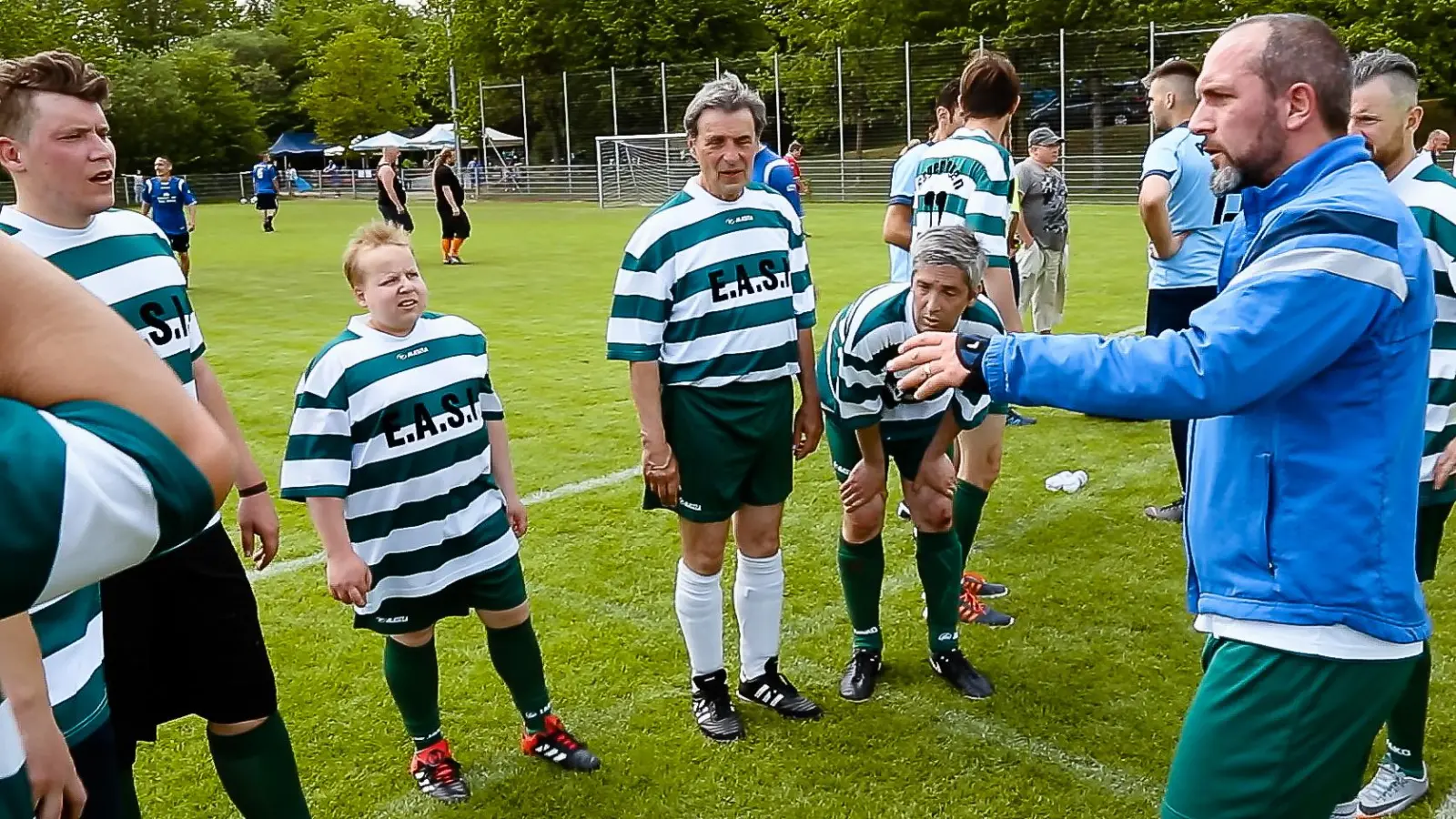 Trainer Stefan Holzer schwört sein Team auf das bevorstehende Spiel ein. (Foto: oh)