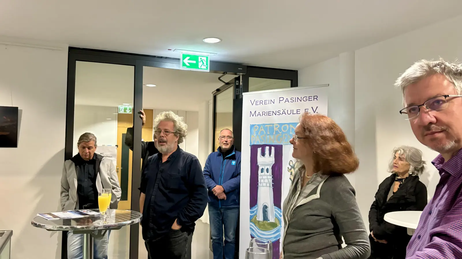 Fotograf Max Ott sowie Maria Osterhuber-Völkl und Christian Müller (von links) vom Verein Pasinger Mariensäule als Organisator der Ausstellung bei der Vernissage. (Foto: Ulrike Seiffert)