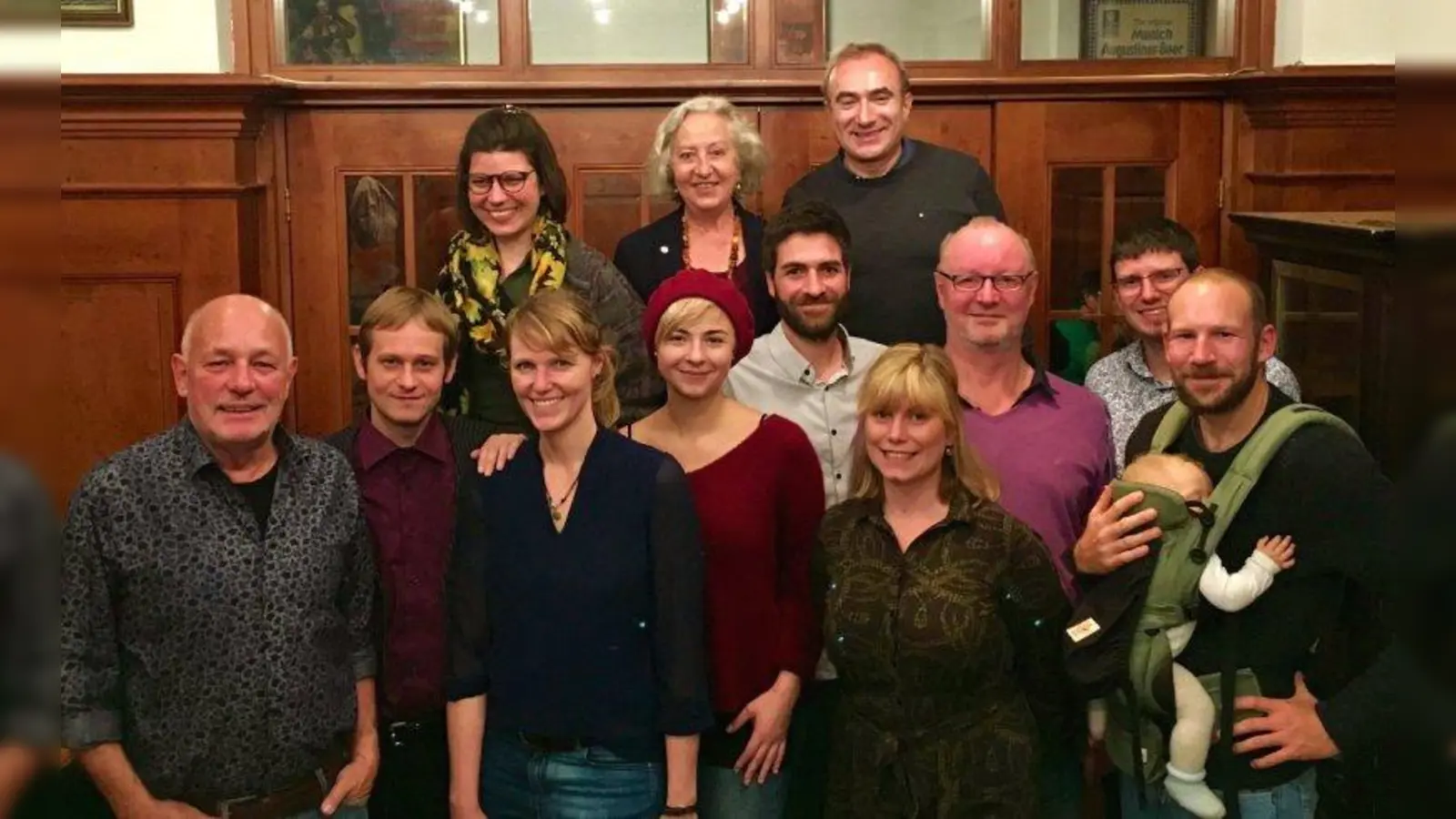 Zwölf der 14 Spitzenkandidat  der SPD in Neuhausen-Nymphenburg: Willi Wermelt, Michael Franz, Anna Lena Mühlhäuser, Seija Knorr-Köning, Larissa Fischer, Thomas Donauer (1. Reihe von links), Sebastian Thunich, Peter Schricker, Jörn Retterath (2. Reihe von links) sowie Magdalena Siebert, Barbara Marc und Christoph Petrik (3. Reihe von links); es fehlen Dr. Anna Leuchtweis und Ana Scheunemann. (Foto: SPD)