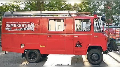 Für die Demokratie im Einsatz: Das feuerrote Demokratiemobil der Kreisjugendring München-Stadt, der einlädt, Demokratie spielerisch zu entdecken.  (Foto: KJR)