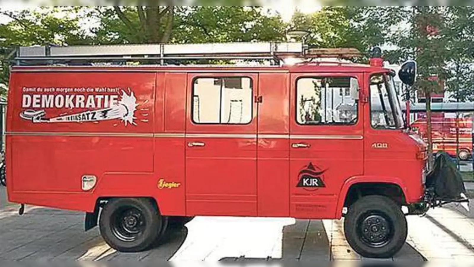 Für die Demokratie im Einsatz: Das feuerrote Demokratiemobil der Kreisjugendring München-Stadt, der einlädt, Demokratie spielerisch zu entdecken.  (Foto: KJR)