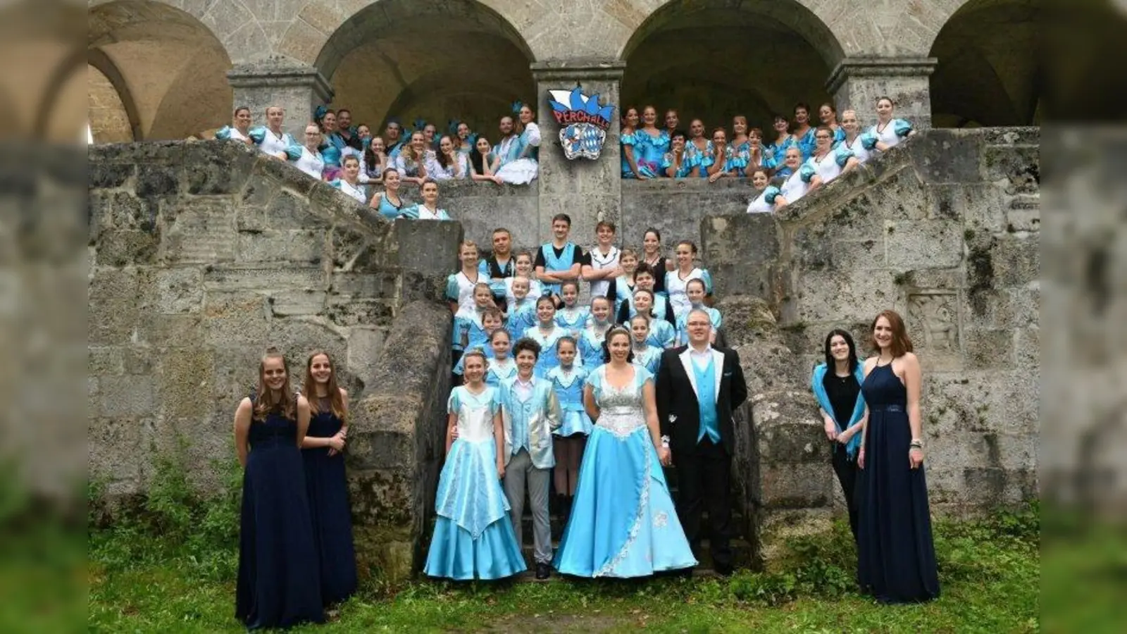 Jenni I. und Tobias I. waren das letzte Starnberger Prinzenpaar. Ein Foto aus der Saison 2019/2020, mit allen Garden und dem Kinderprinzenpaar Natalie I. und Philipp I. (Foto: Perchalla)