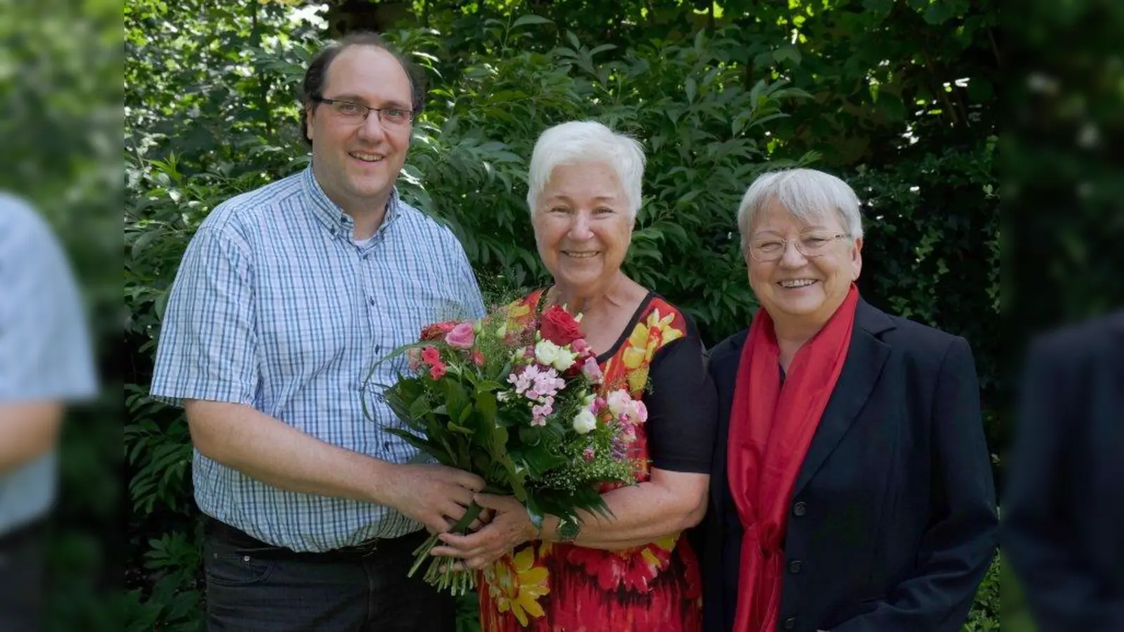 Pascal Fuckerieder, Vorsitzender des SPD-Ortsvereins Allach-Untermenzing, und Schriftführerin Christa Beenken (r.) gratulieren Heidemarie Köstler zum 75. Geburtstag. (Foto: SPD Allach-Untermenzing)