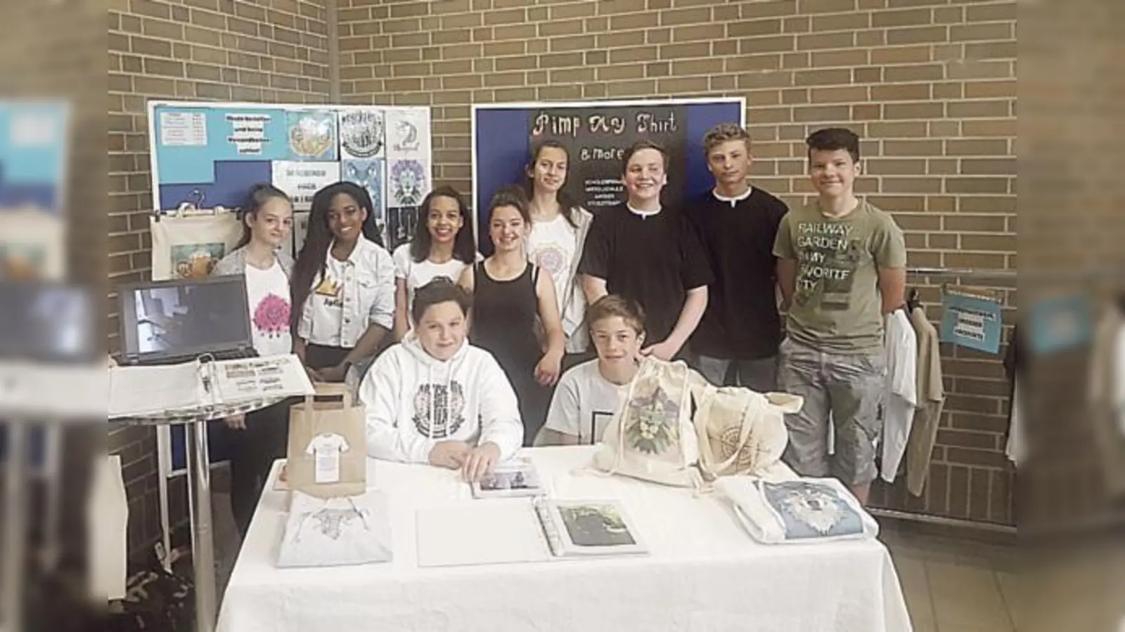 Verkaufte individuell bedruckte T-Shirts, Taschen und Pullover: die Schülerfirma der Situlischule. 	 (Foto: Andreas Kremer)