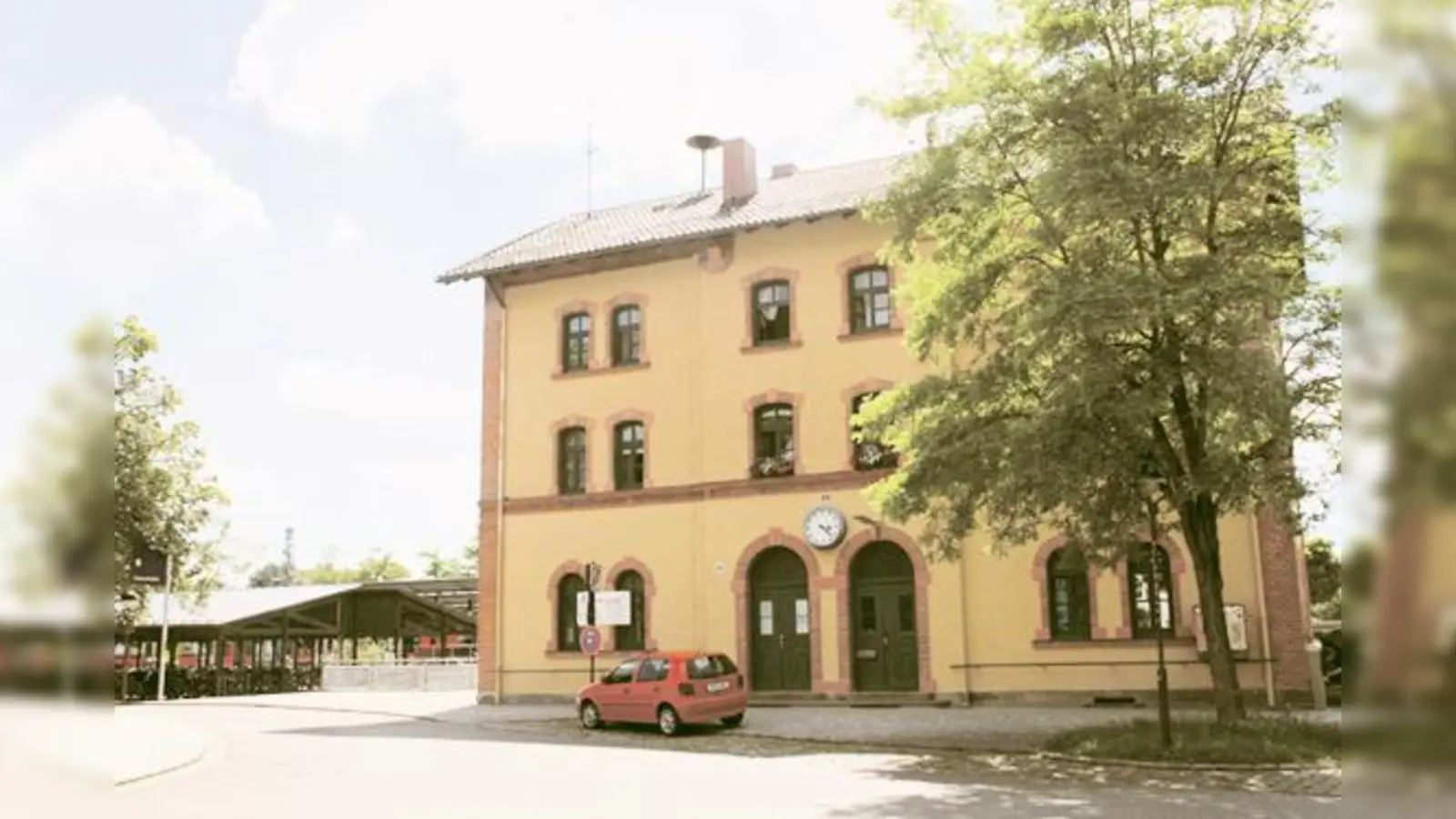 Der in die Jahre gekommene Bahnhof soll verkauft und saniert werden.   (Foto: hol)