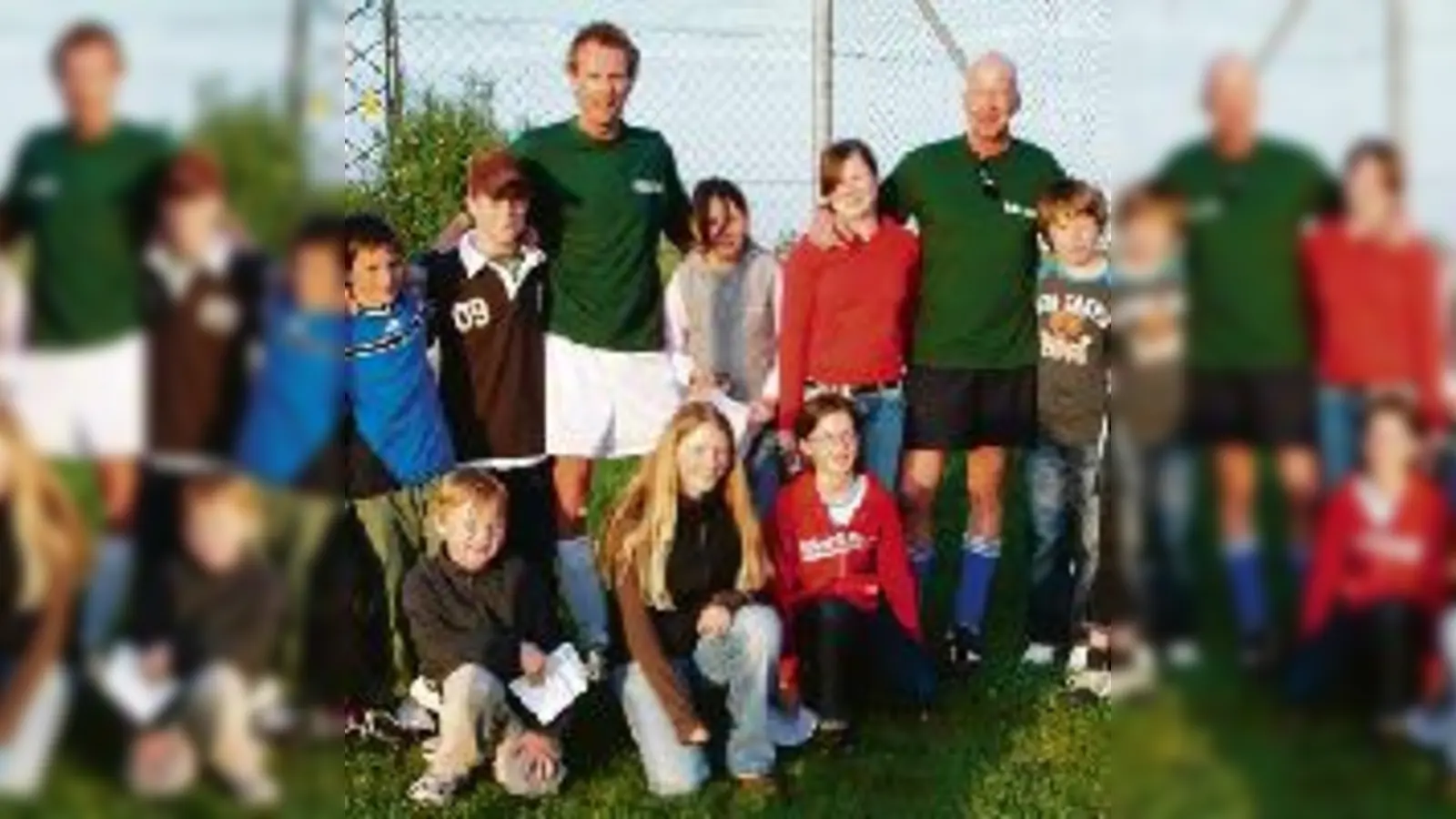 Die K11-Kommissare Gerrit Grass und Michael Naseband mit Jugendlichen auf dem Sportplatz des SV Dornach. 	 (Foto: SV Dornach)